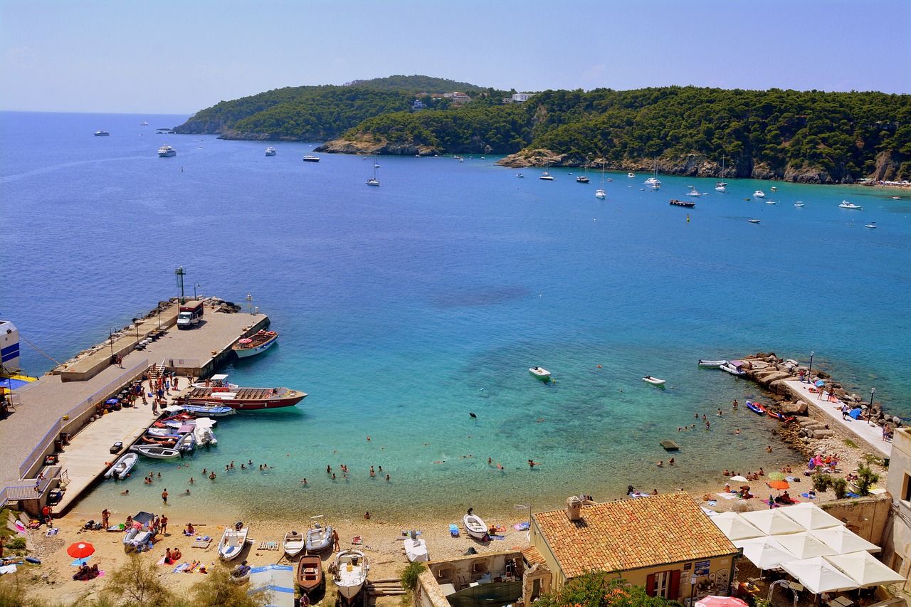 sea  beach  boats free photo