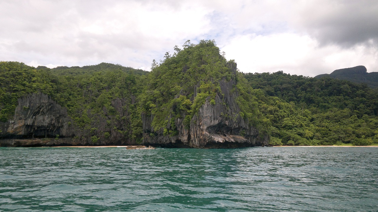 sea rock formation free photo