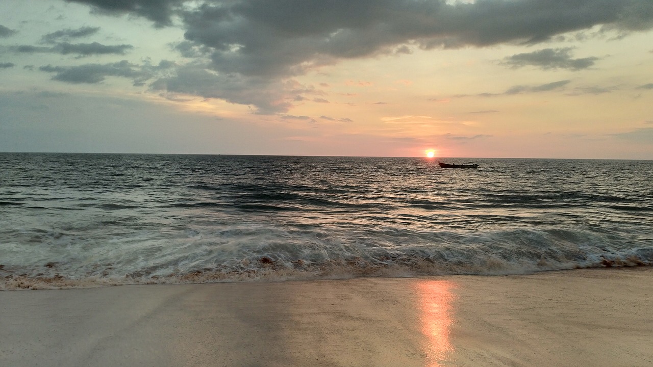 sea  sunset  kerala free photo