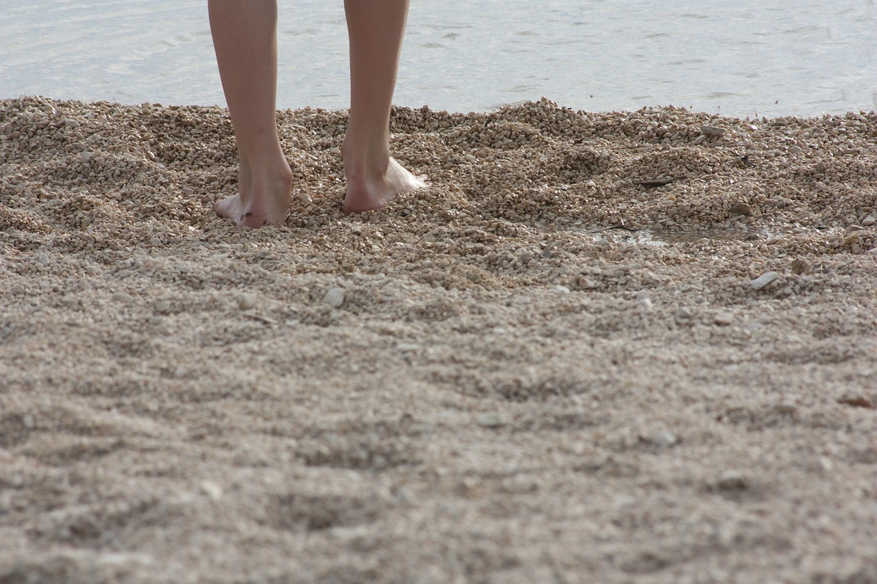 Sea foot. Детские ноги на песке. Стопы на песке. Ноги в песке. Ножки на море.