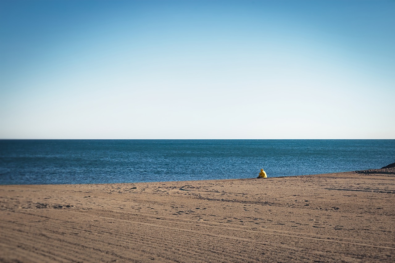 sea  man  sitting free photo