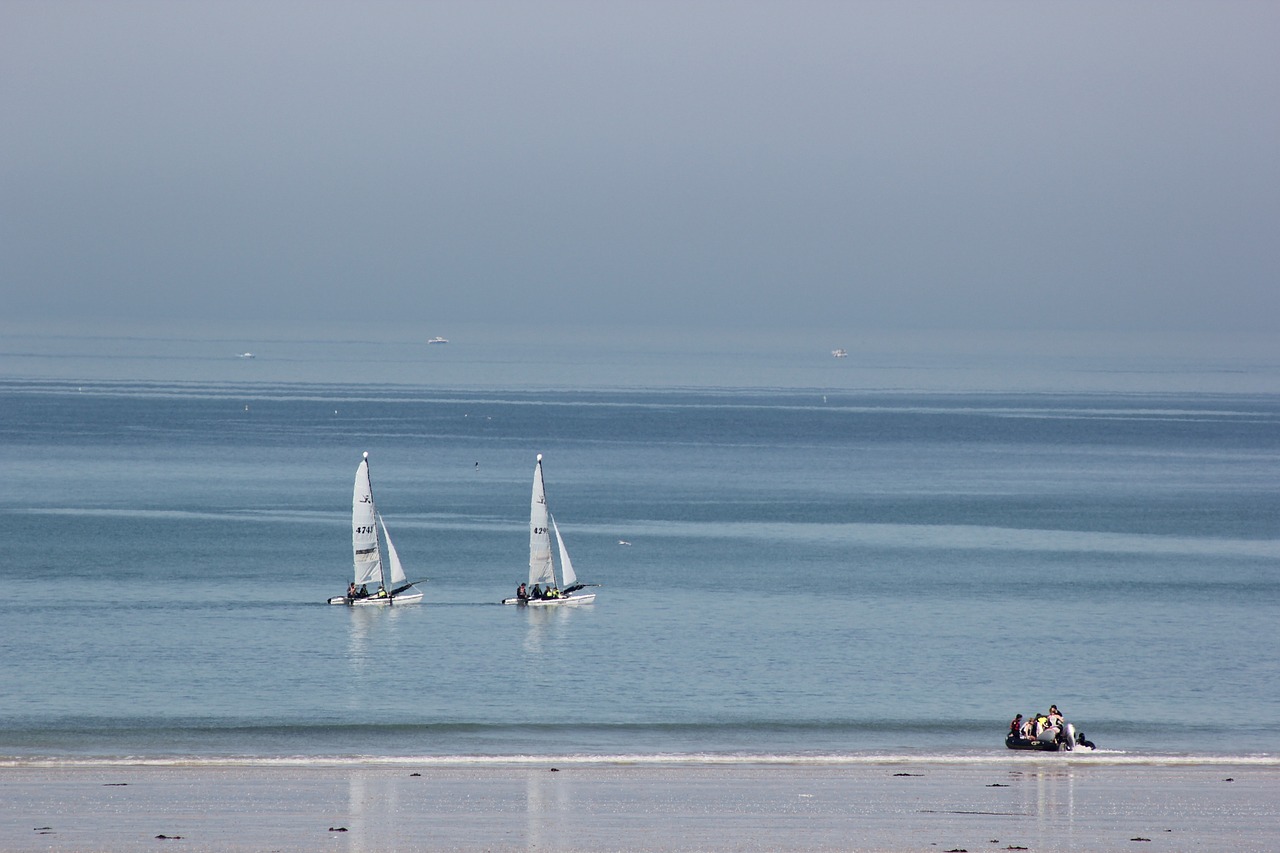 sea sailing boat free photo