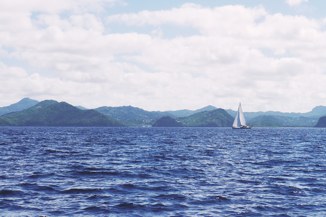 sea sailing boat horizon free photo