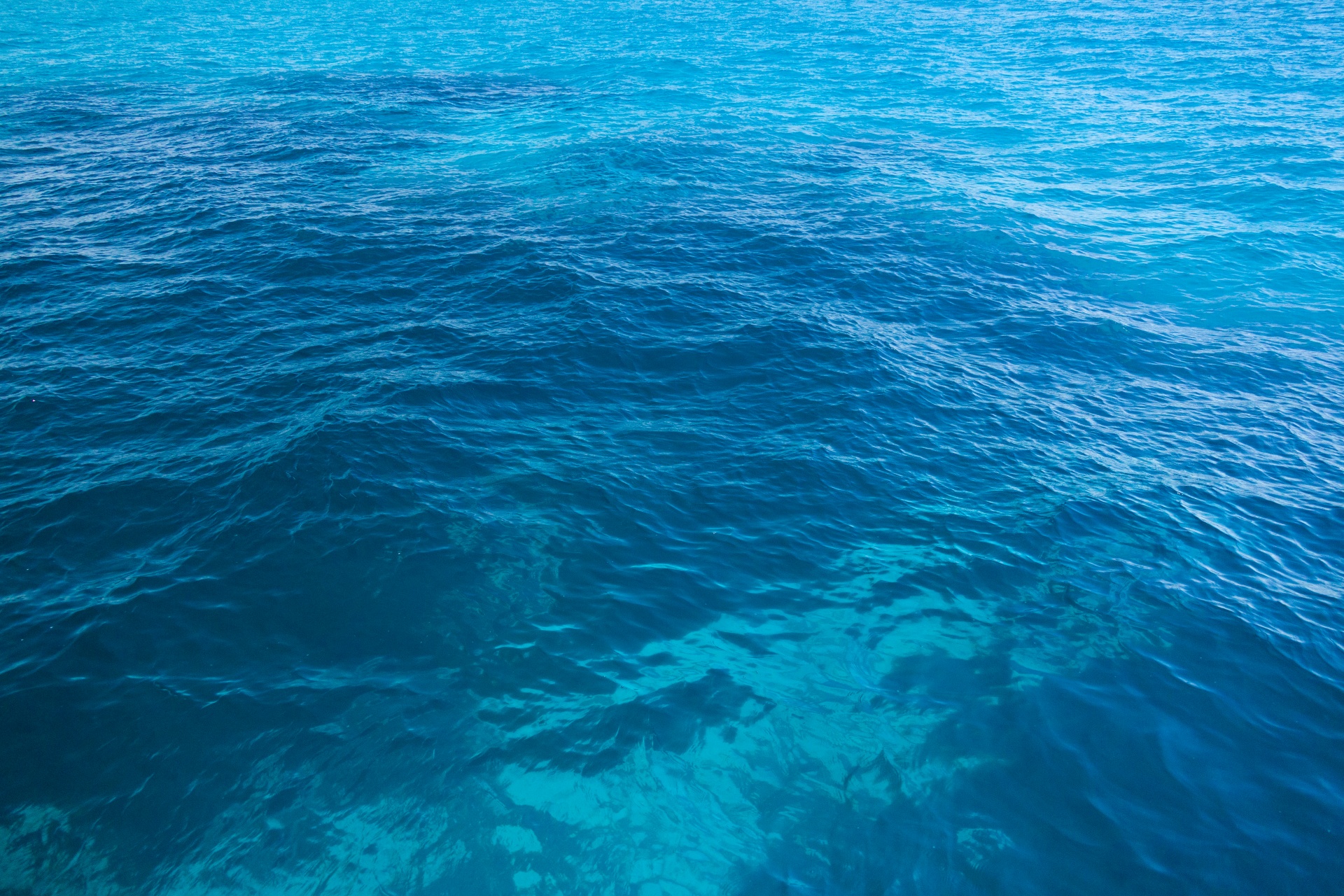 Морская вода. Море сверху. Океан вид сверху. Синее море. Водная поверхность.