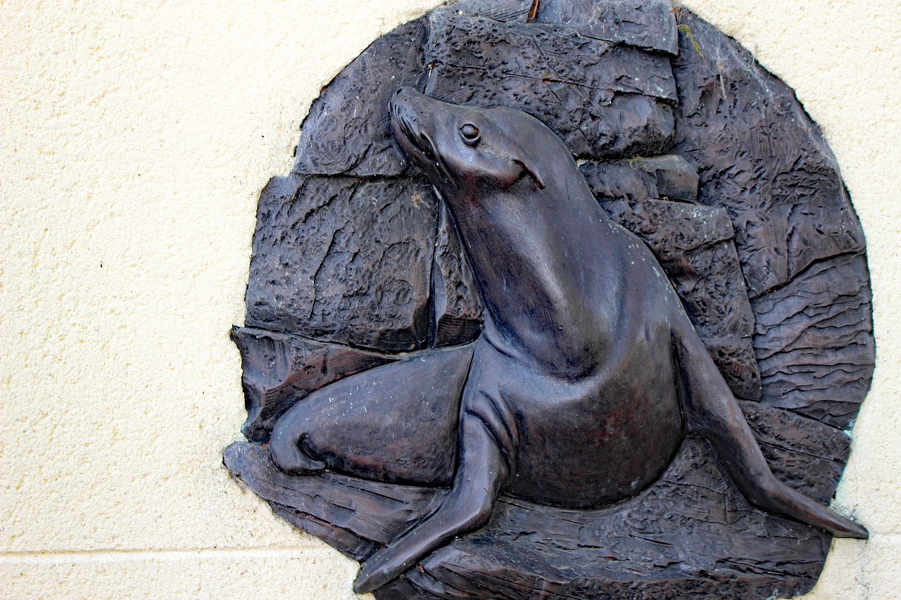 sea lion carving sculpture free photo