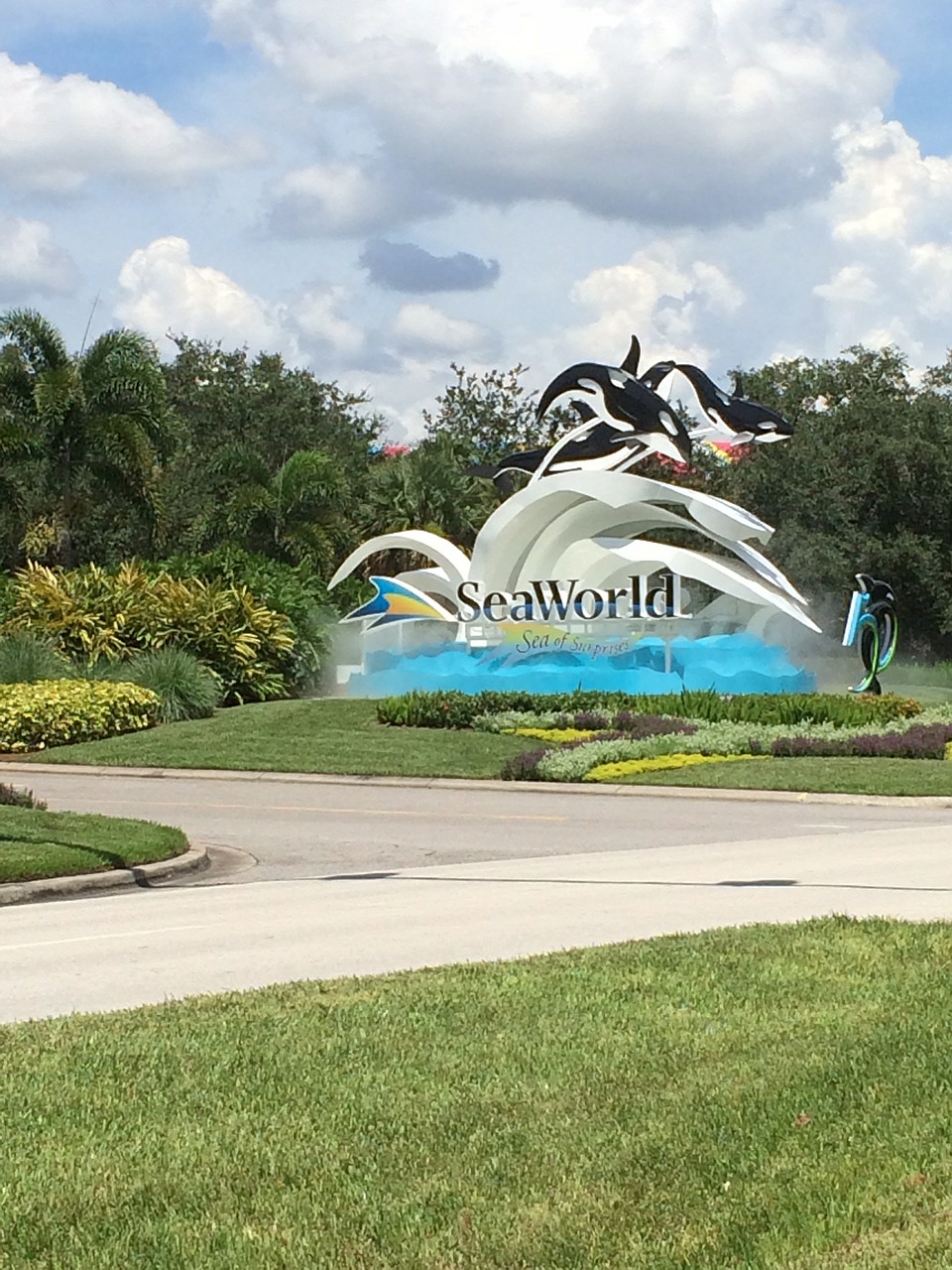 sea world entrance signage free photo