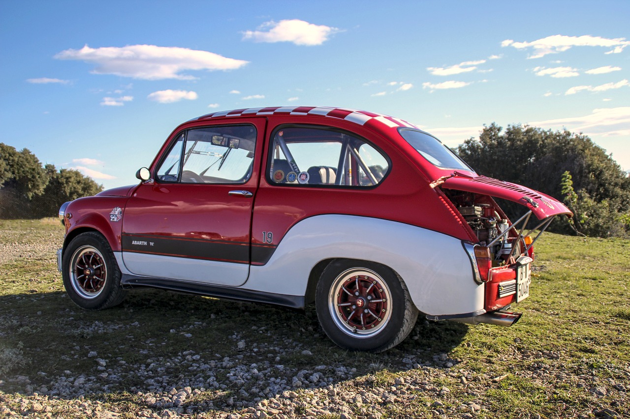 seat six hundred abarth red free photo