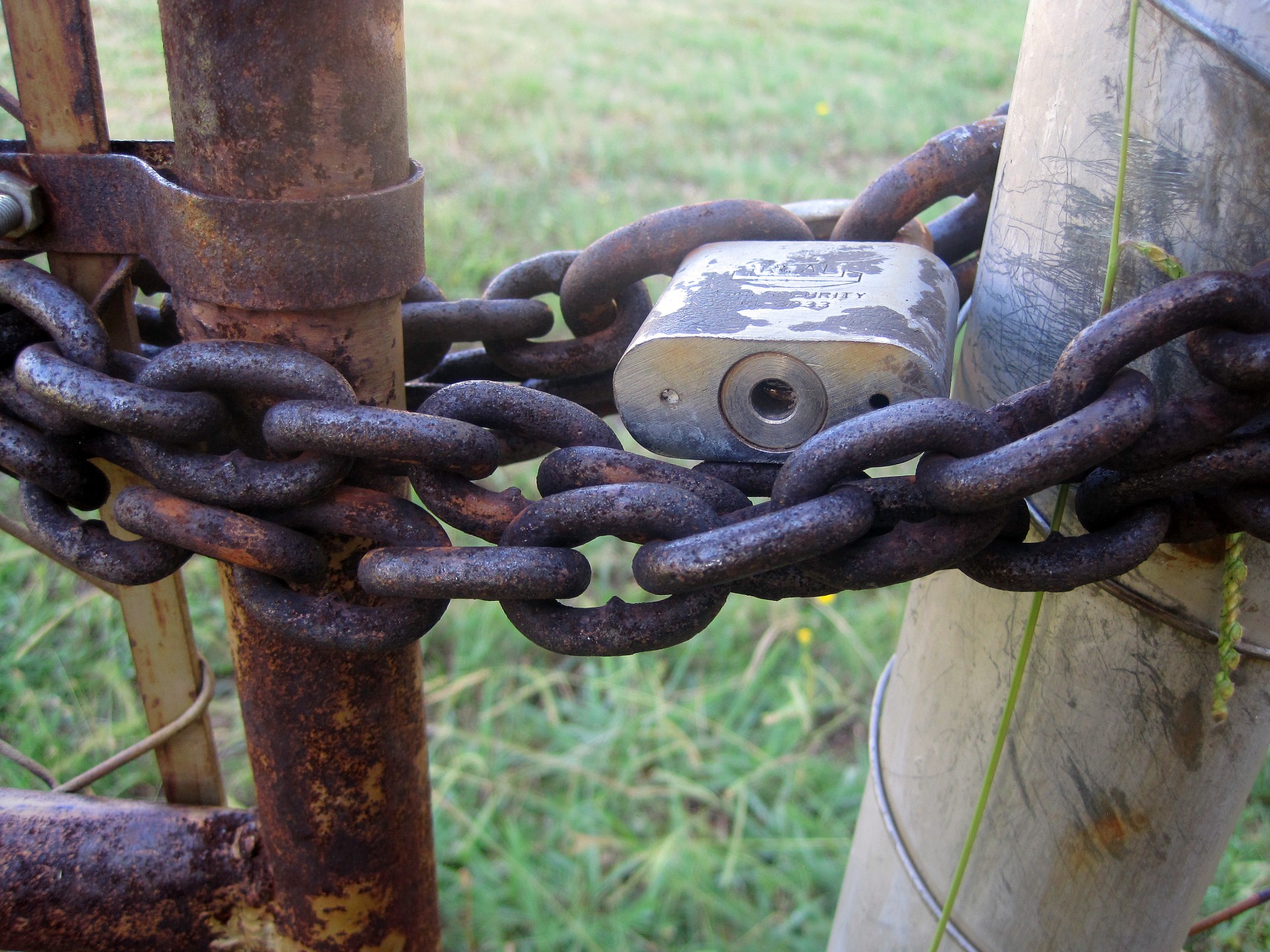 gate secured chain free photo