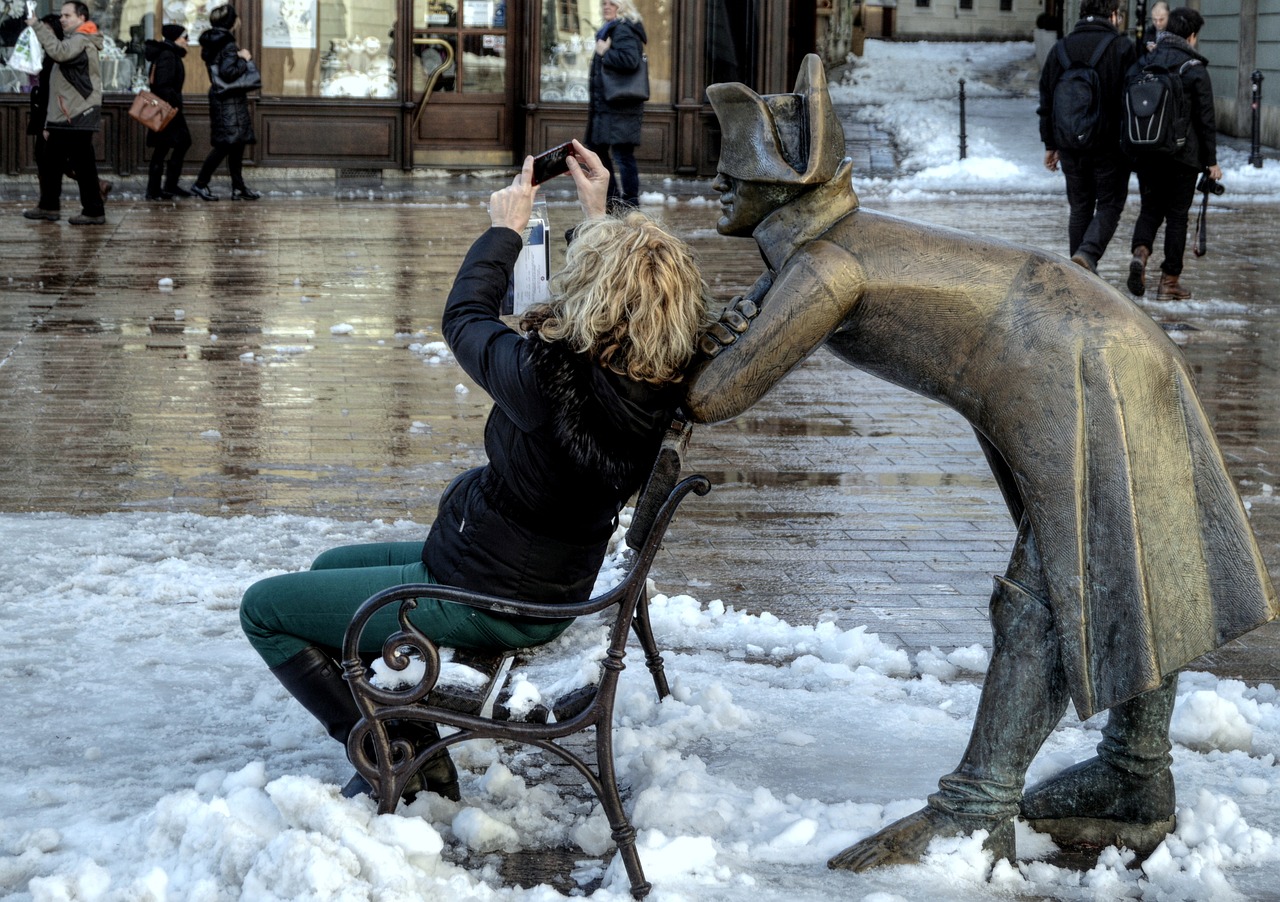 selfie statue city free photo