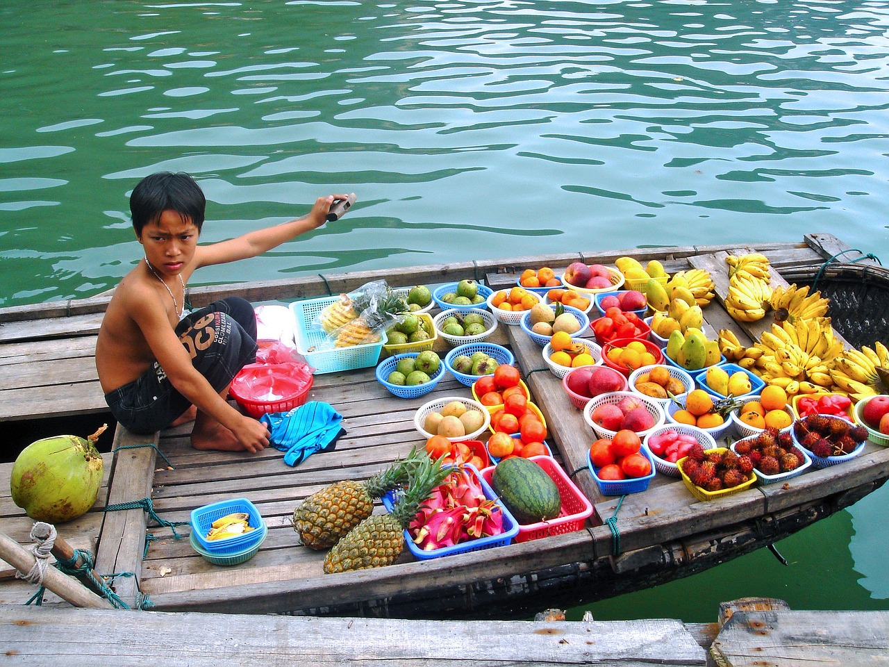 selling fruits boy free photo