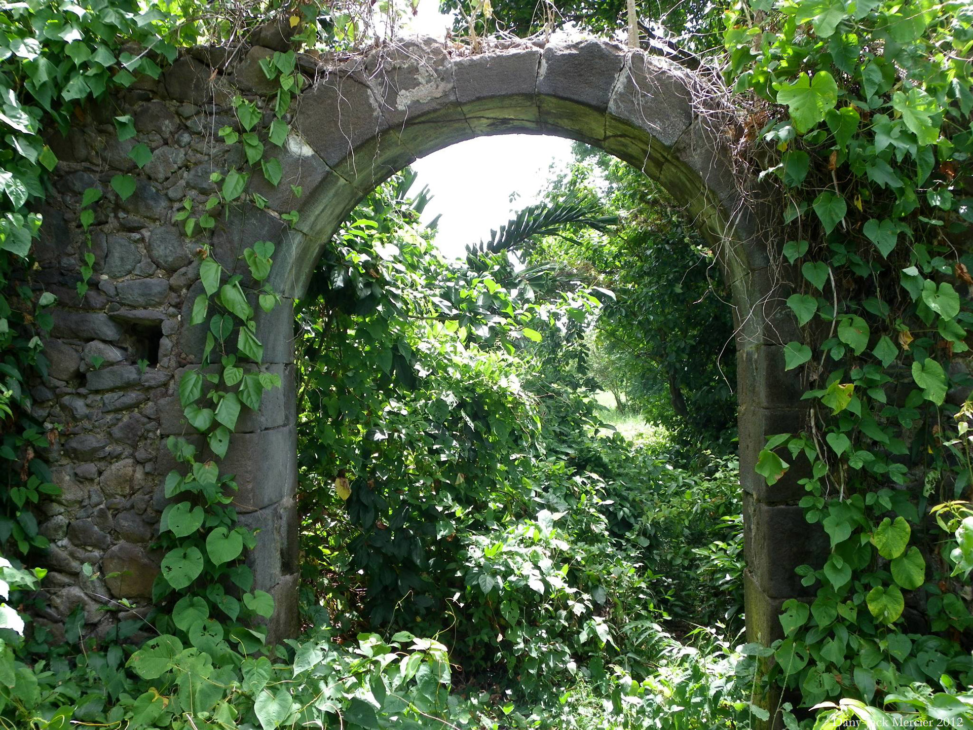 remnant guadeloupe door free photo