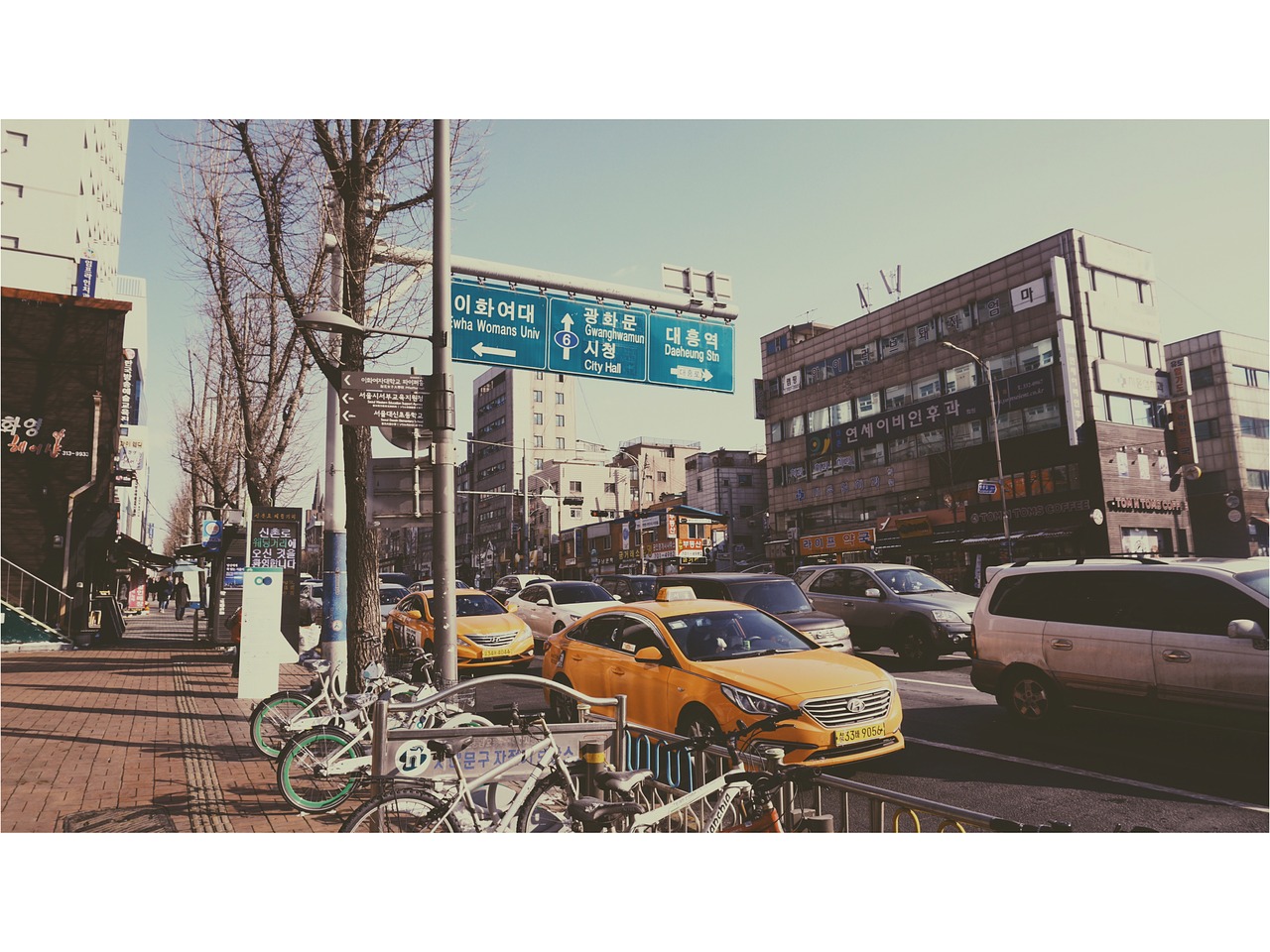 seoul retro style street view free photo