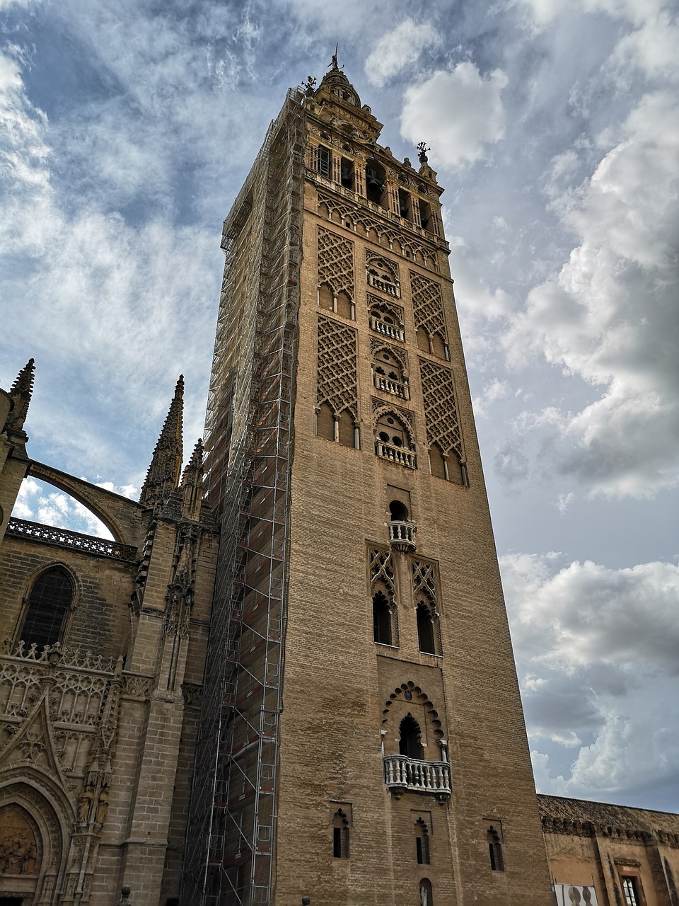 sevilla  giralda  clouds free photo