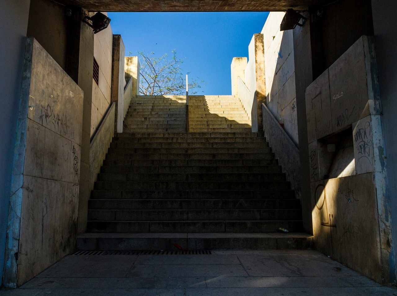 seville light shadows free photo