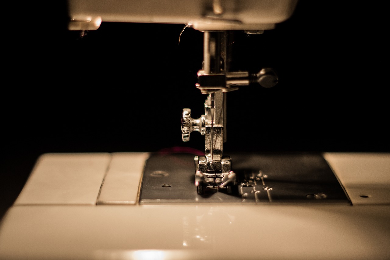 sew  sewing machine  sewing room free photo
