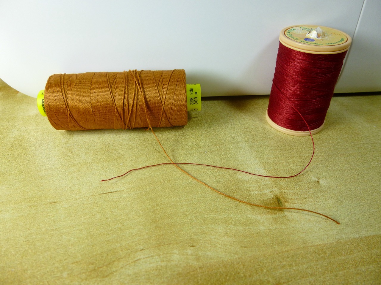 sewing thread spools free photo