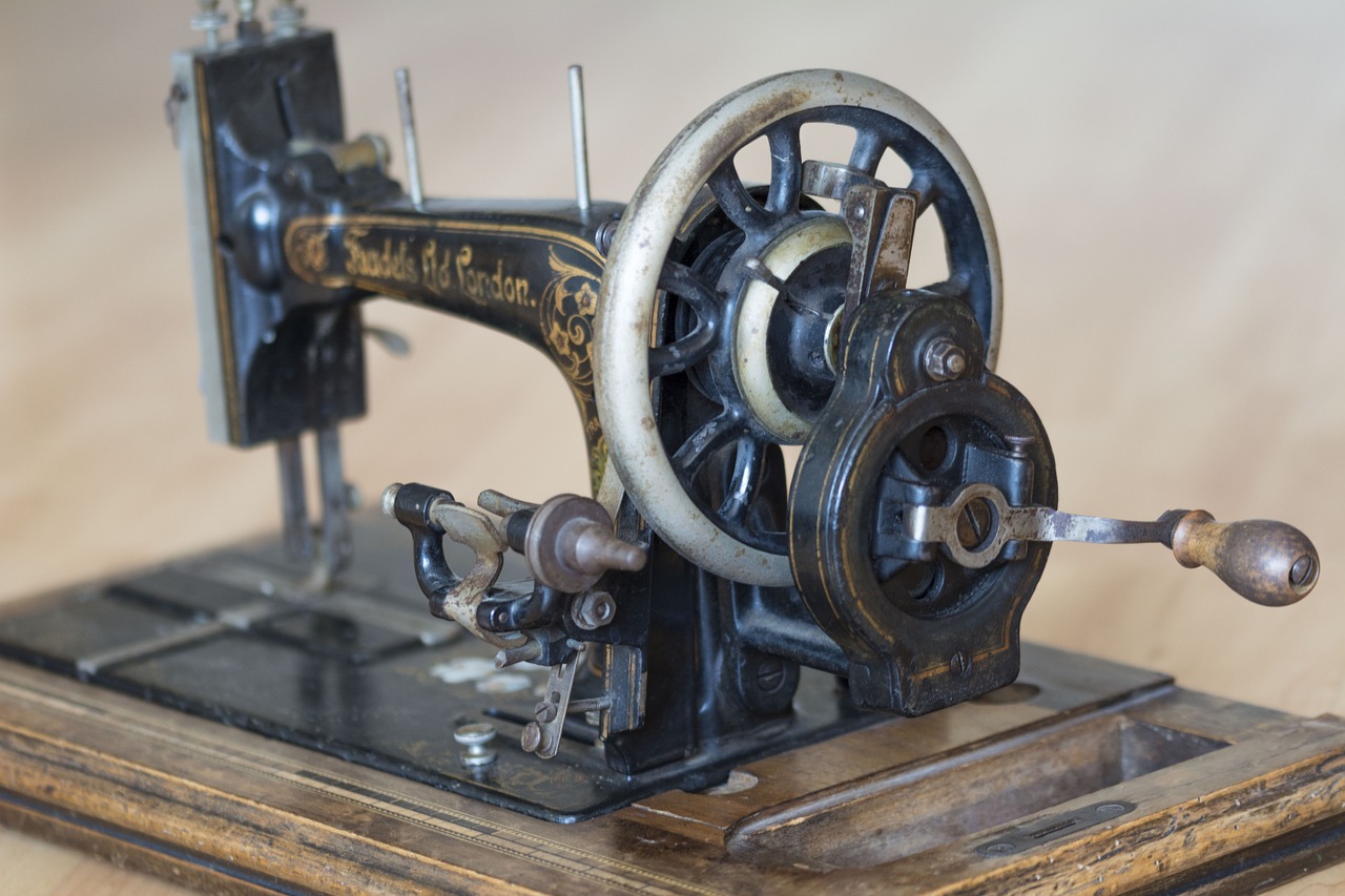 sewing machine sewing antique free photo