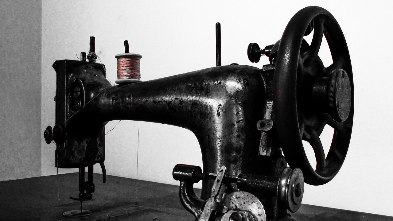 sewing machine old antique free photo