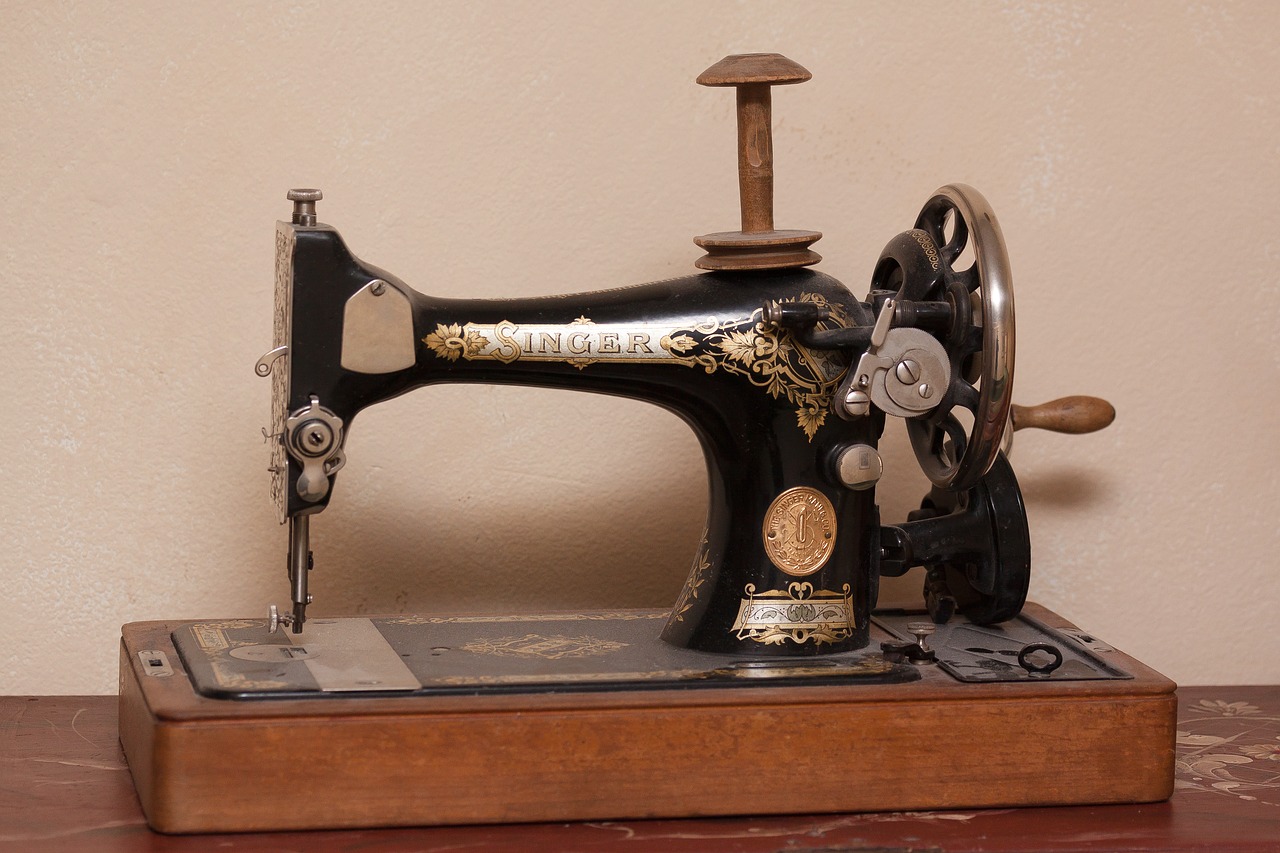 sewing machine singer old free photo
