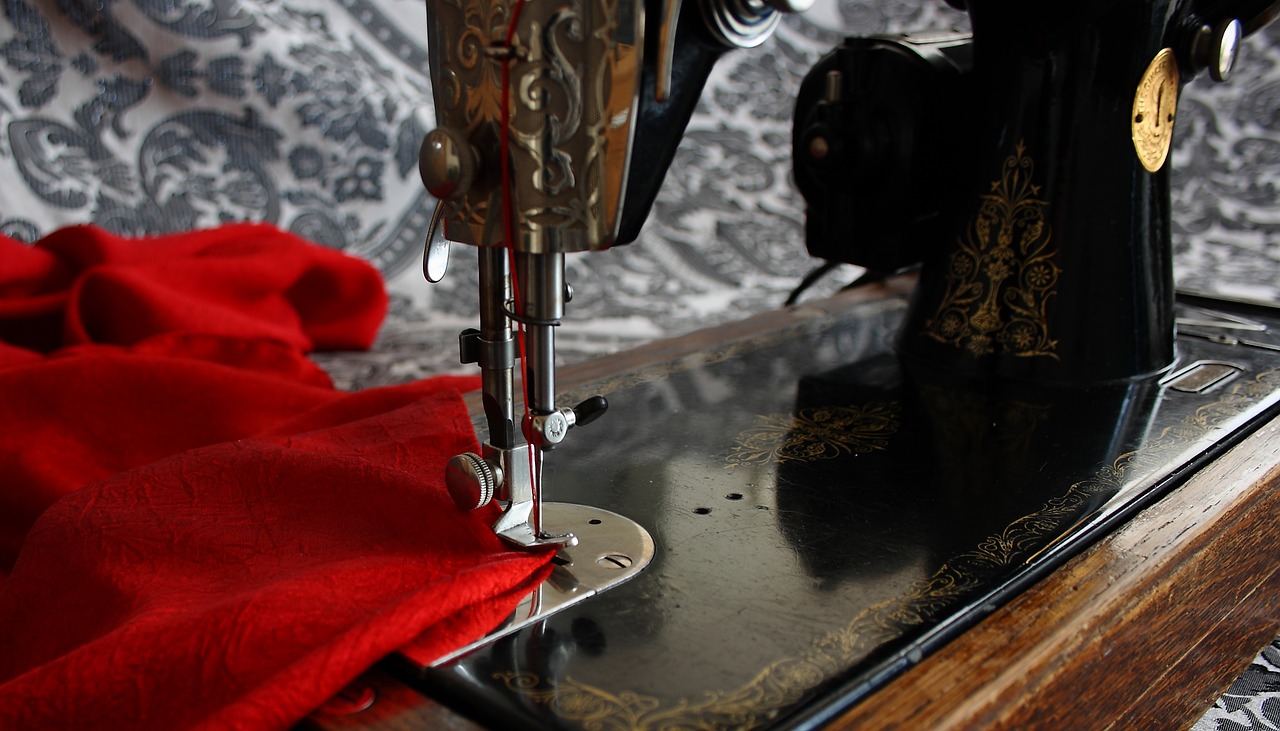 sewing machine antique vintage free photo