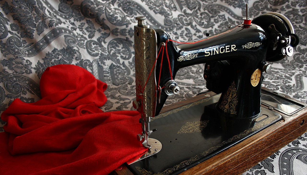 sewing machine antique vintage free photo