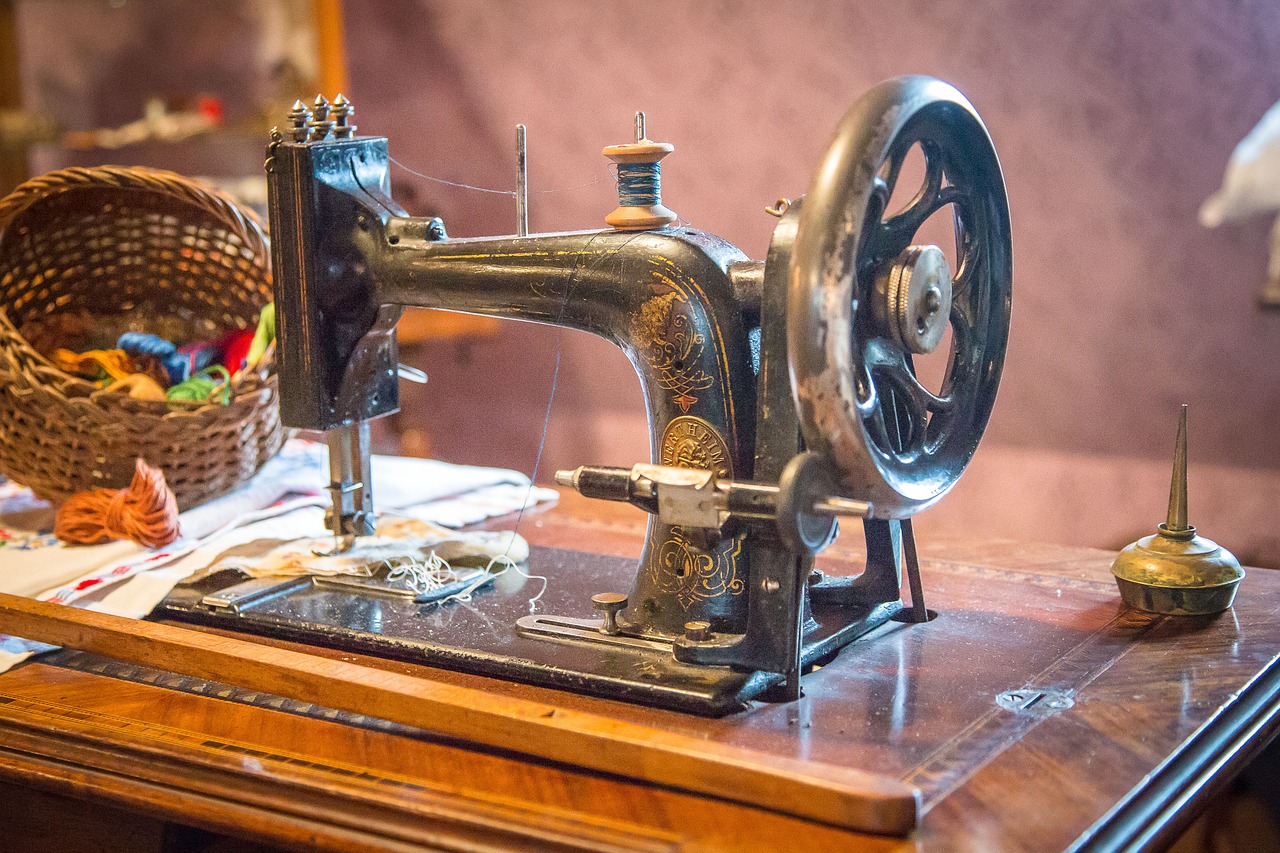 sewing machine sew tailoring free photo