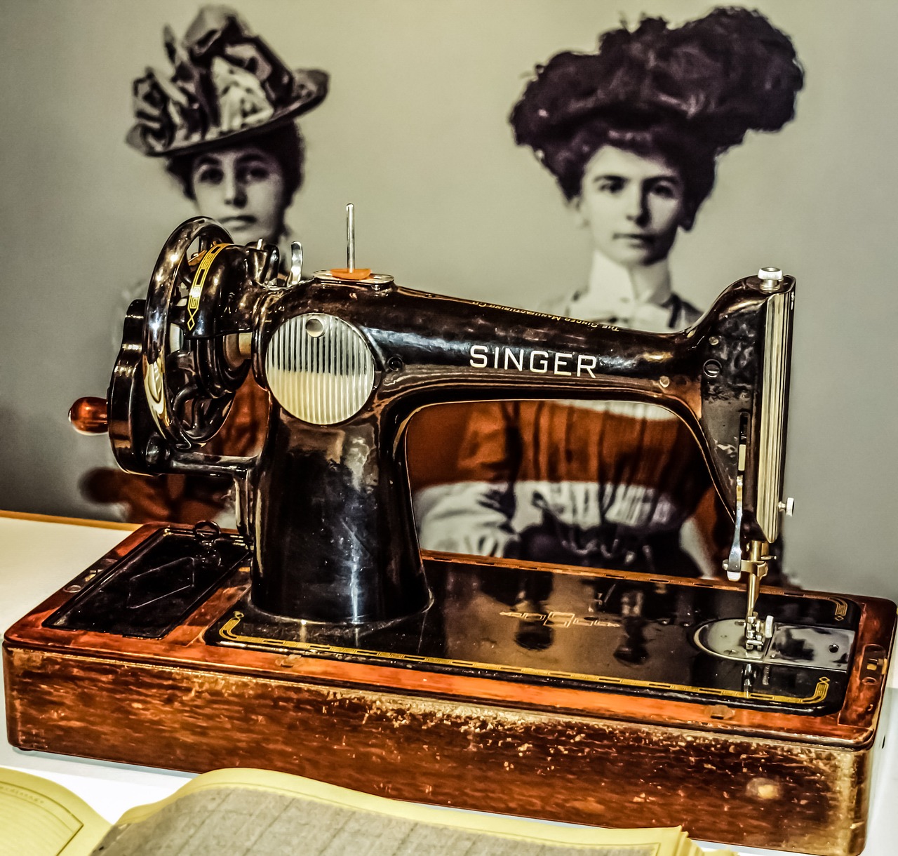 sewing machine singer old free photo