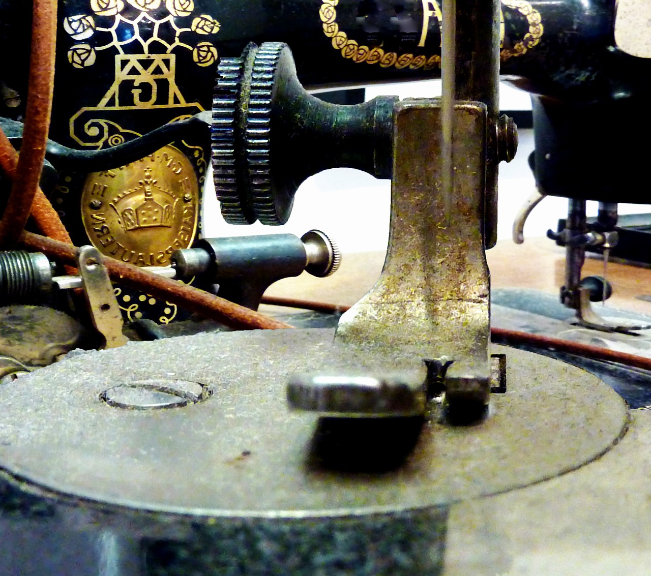 sewing machine sew hand labor free photo