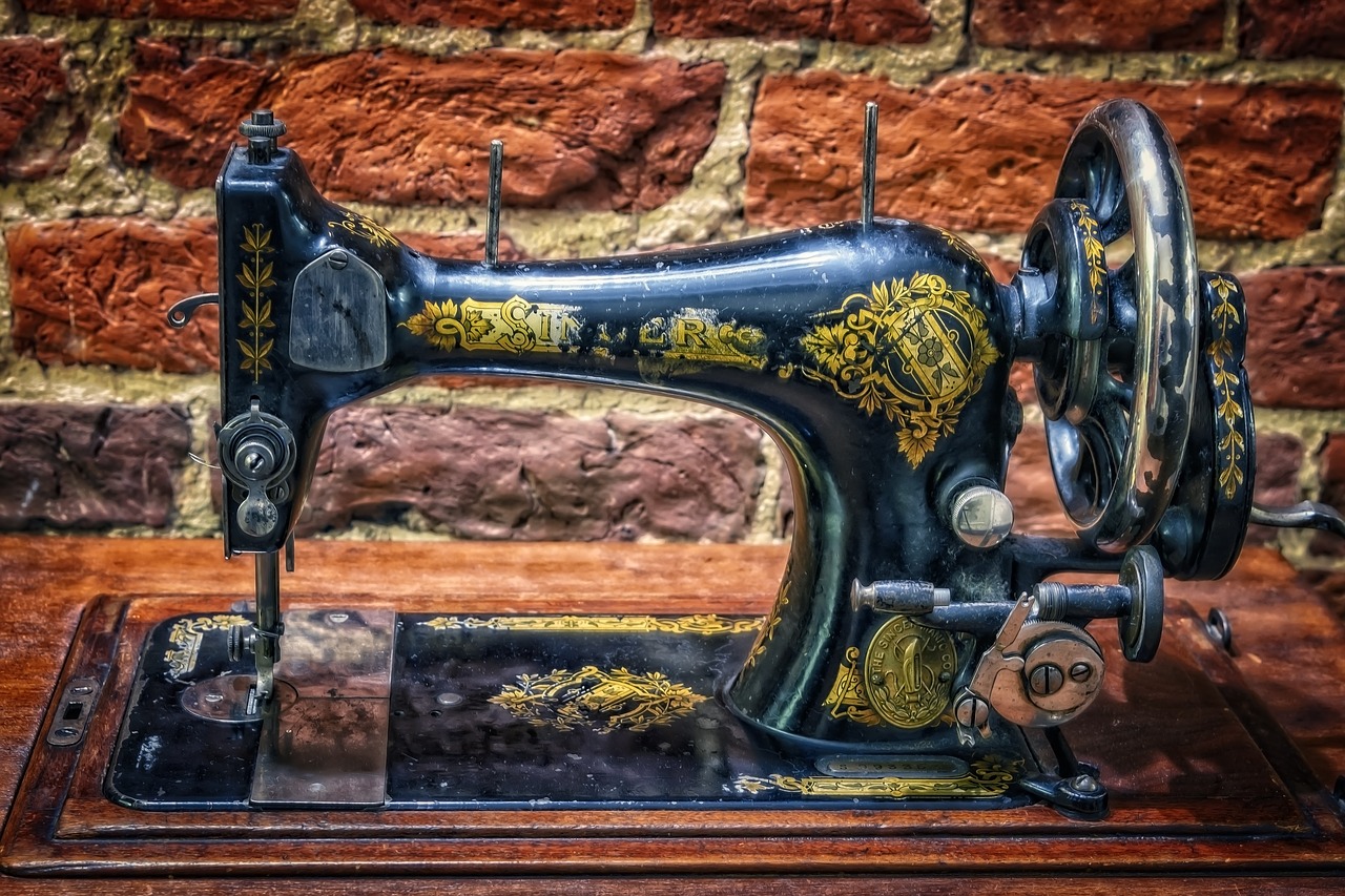 sewing machine  singer  old free photo