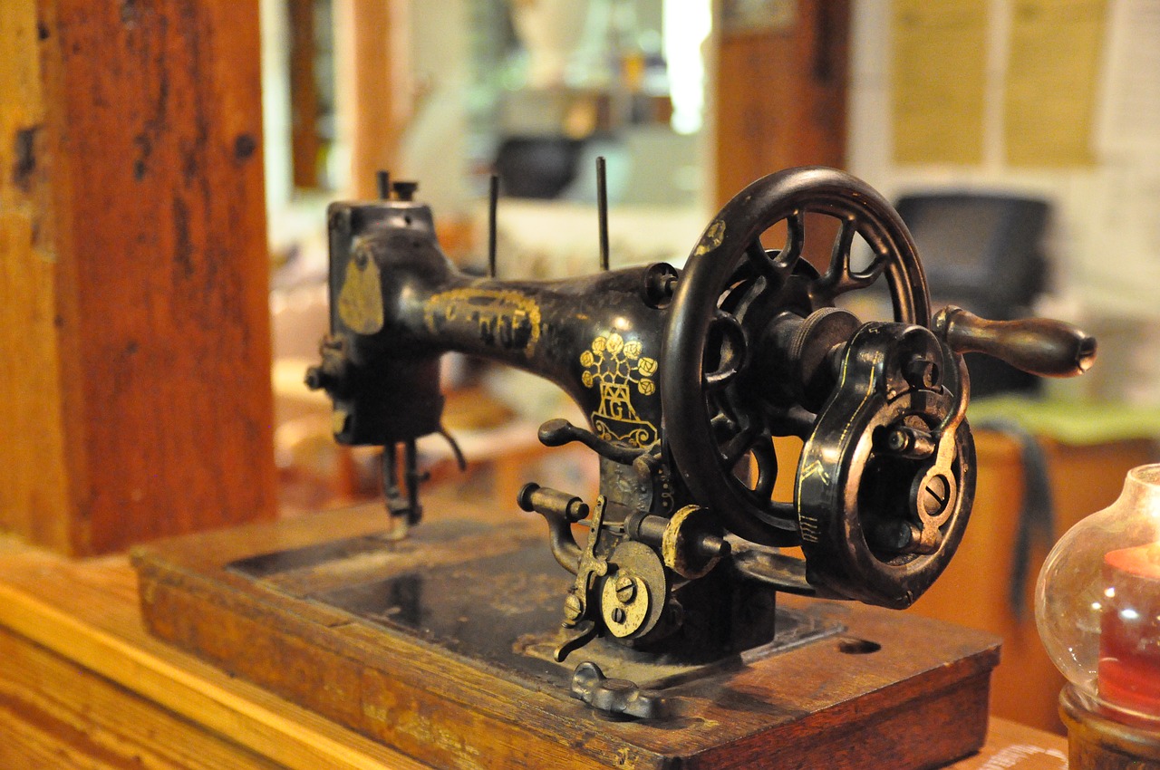 sewing machine  oldtimer  rarity free photo