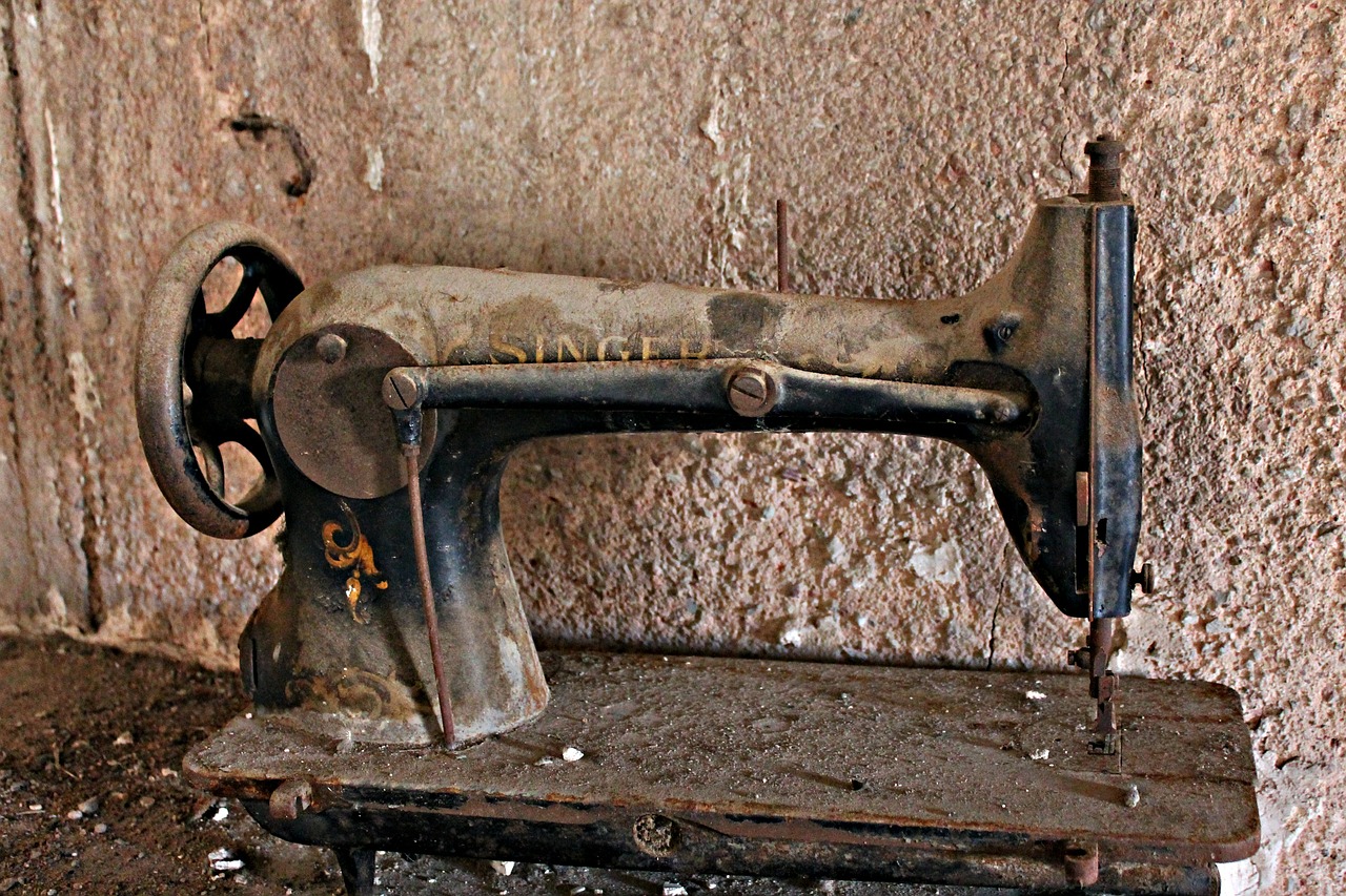 sewing machine old oblivion free photo