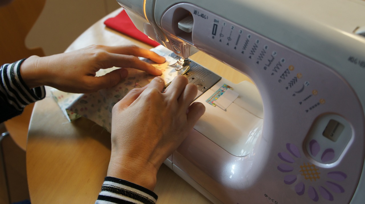 sewing machine handicraft housewife free photo