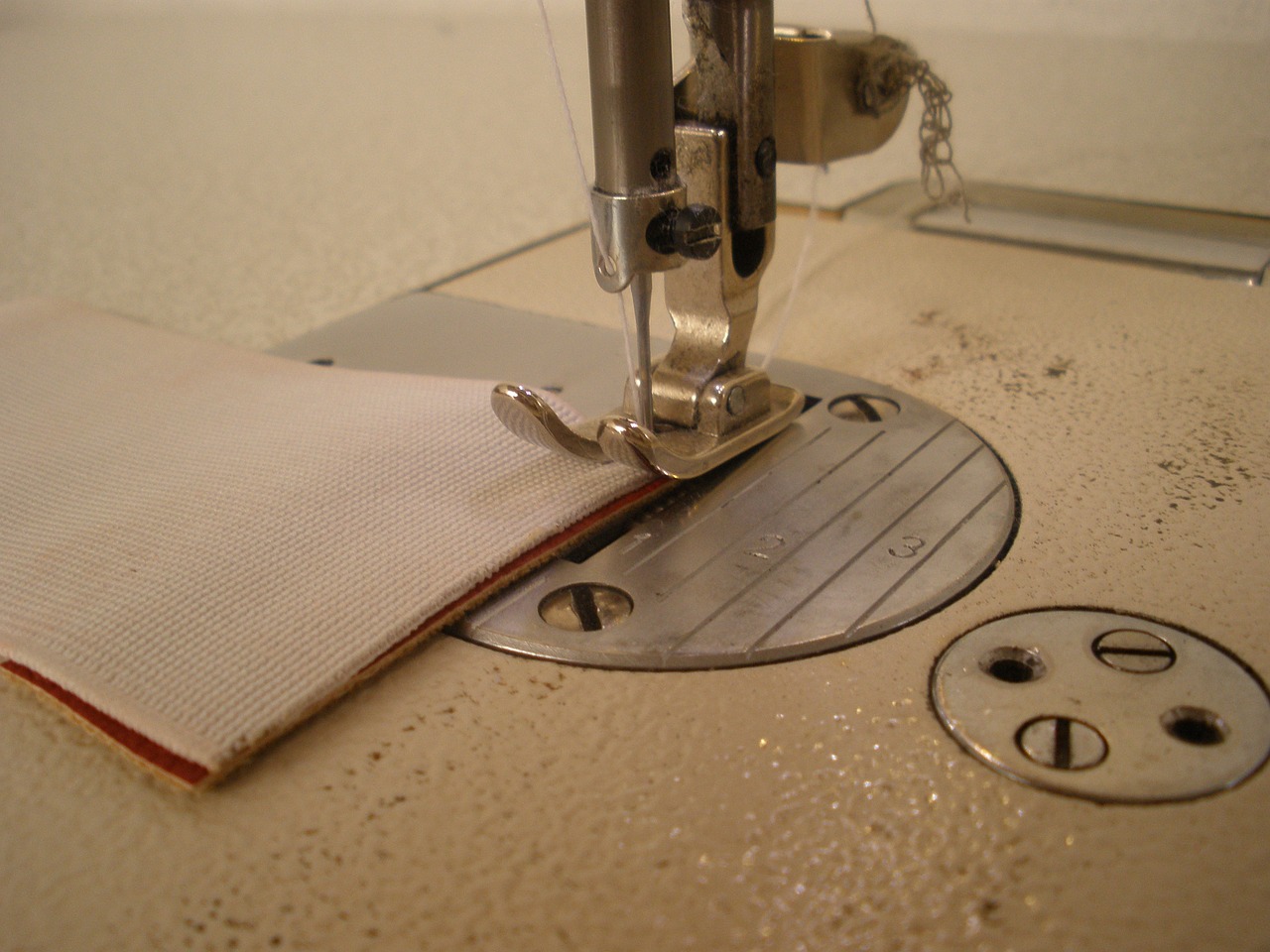 sewing machine needle sew free photo