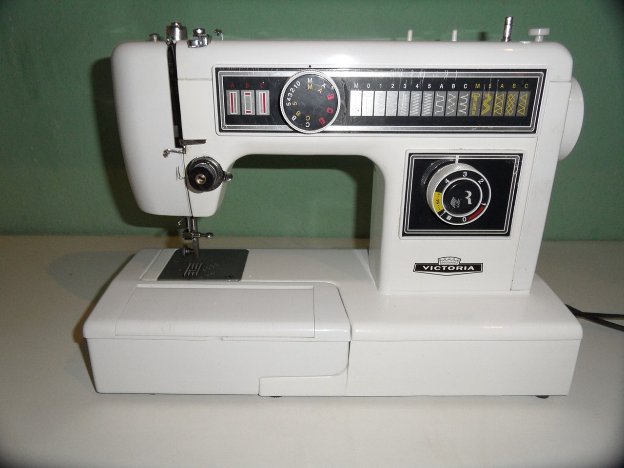 sewing machine victoria sew free photo