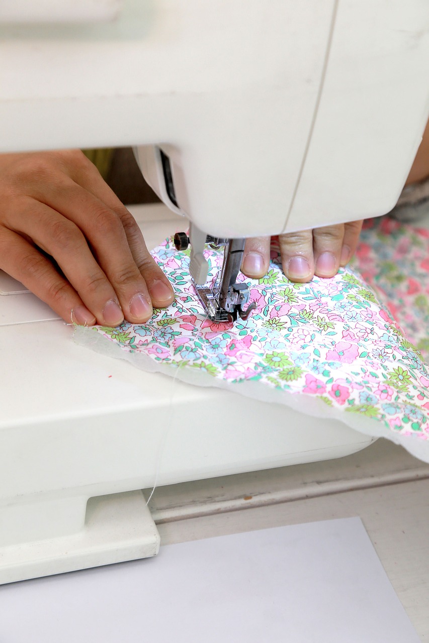 sewing machine sewing fabric free photo