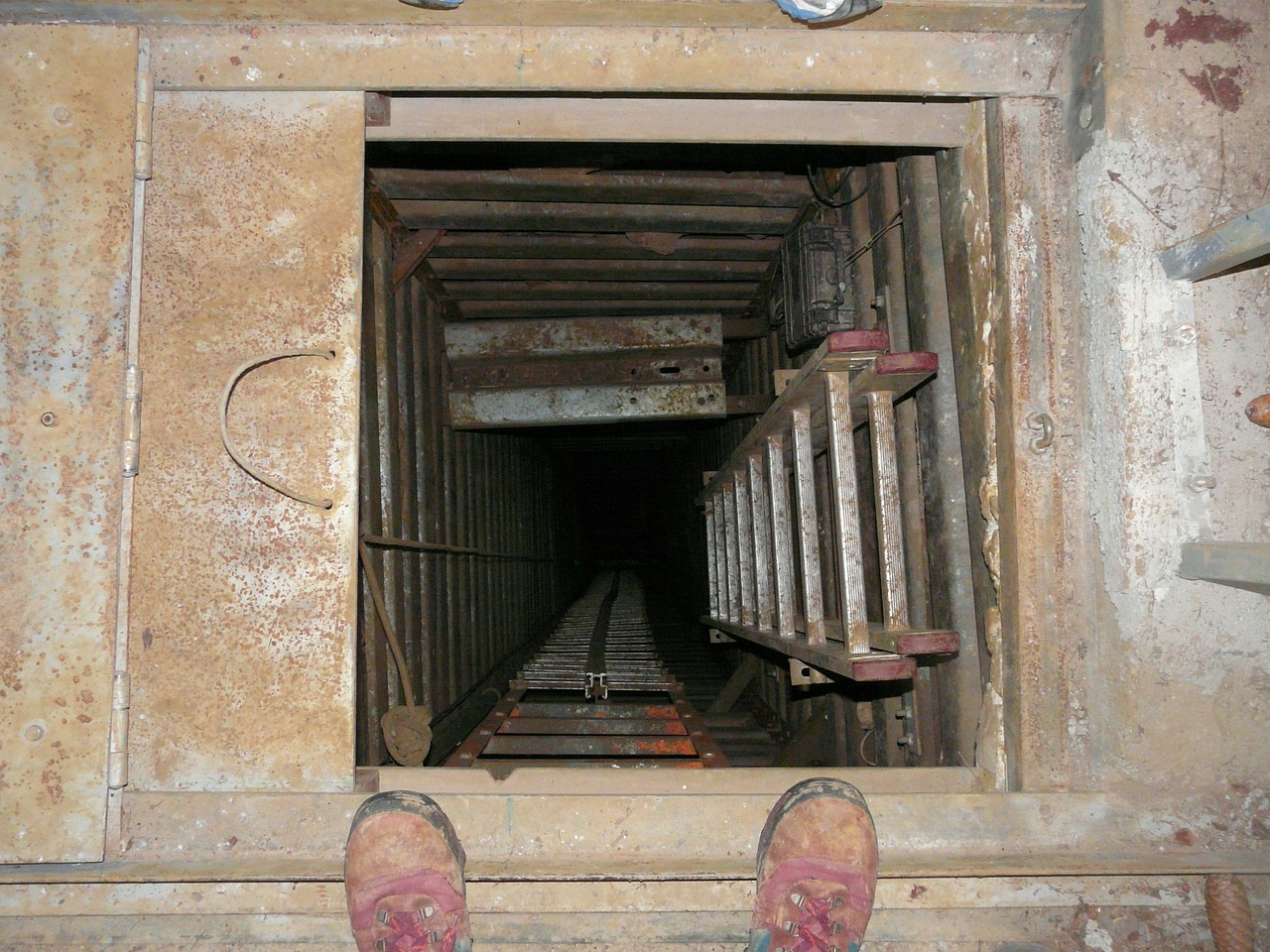 shaft pit cave speleology free photo