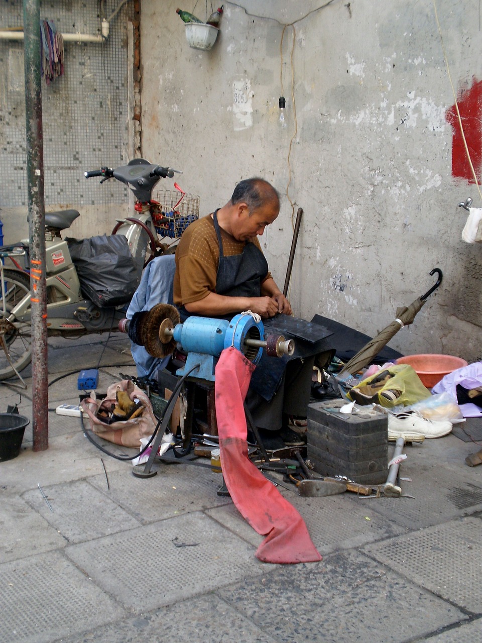 shanghai workshop man free photo