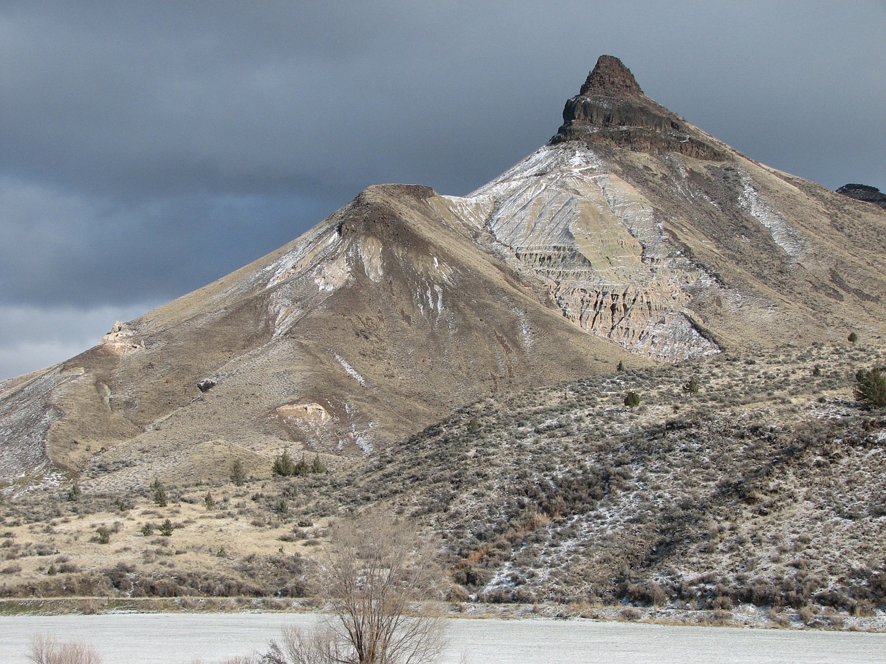 sheep rock john day fossil beds eastren free photo