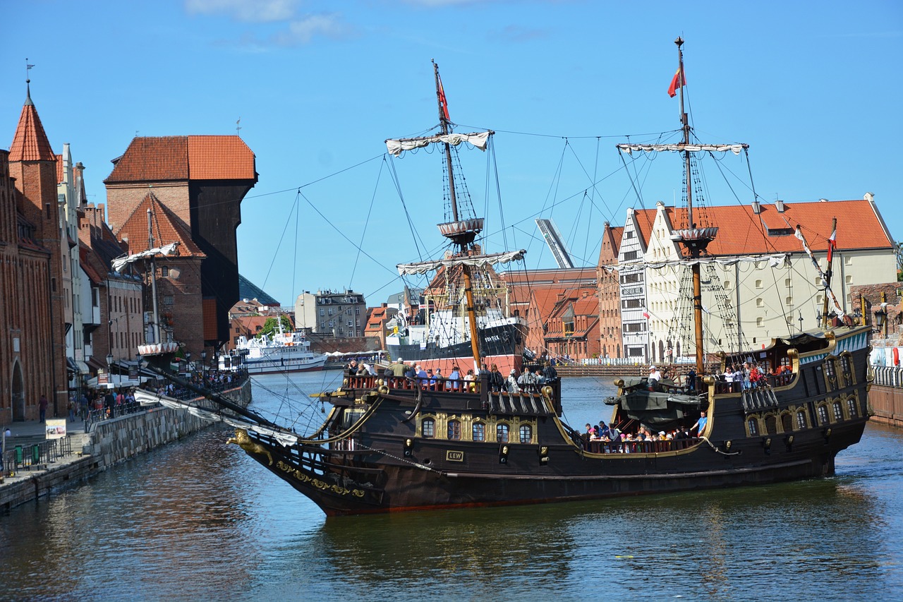 ship black pearl sea free photo