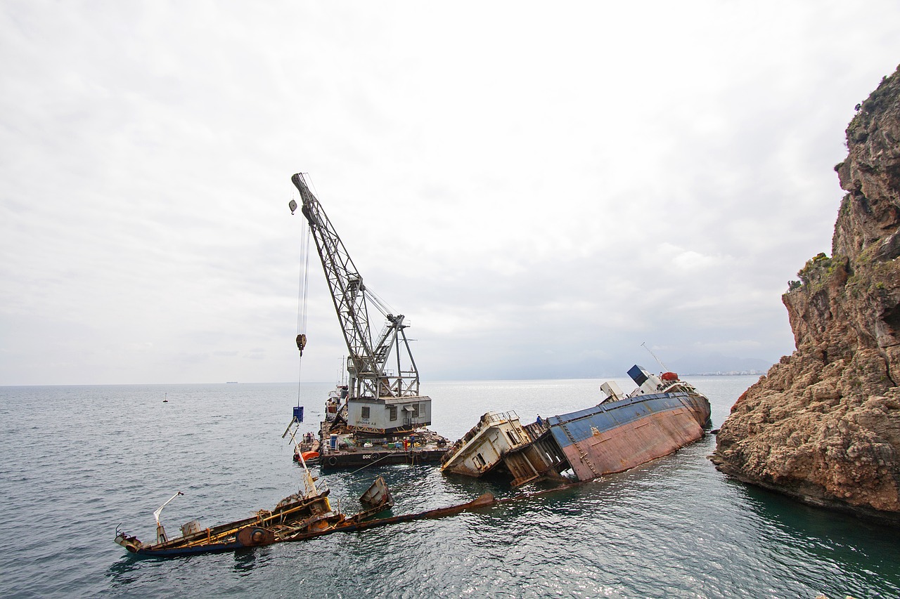 ship accident sink free photo