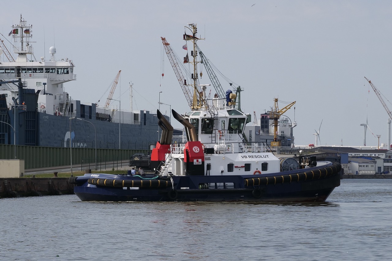 shipping  seafaring  tug free photo
