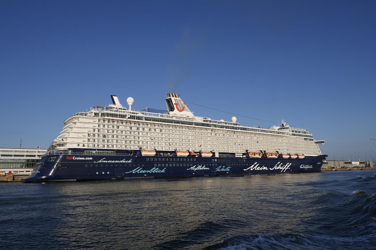 shipping  ship  cruise free photo