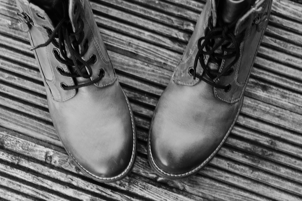 shoes  black and white  winter boots free photo