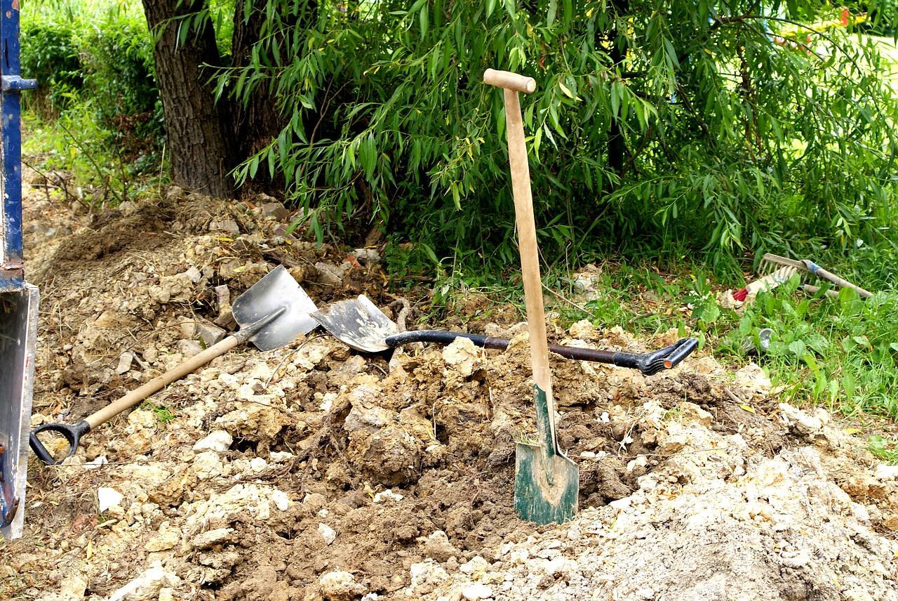 shovels earth layout free photo