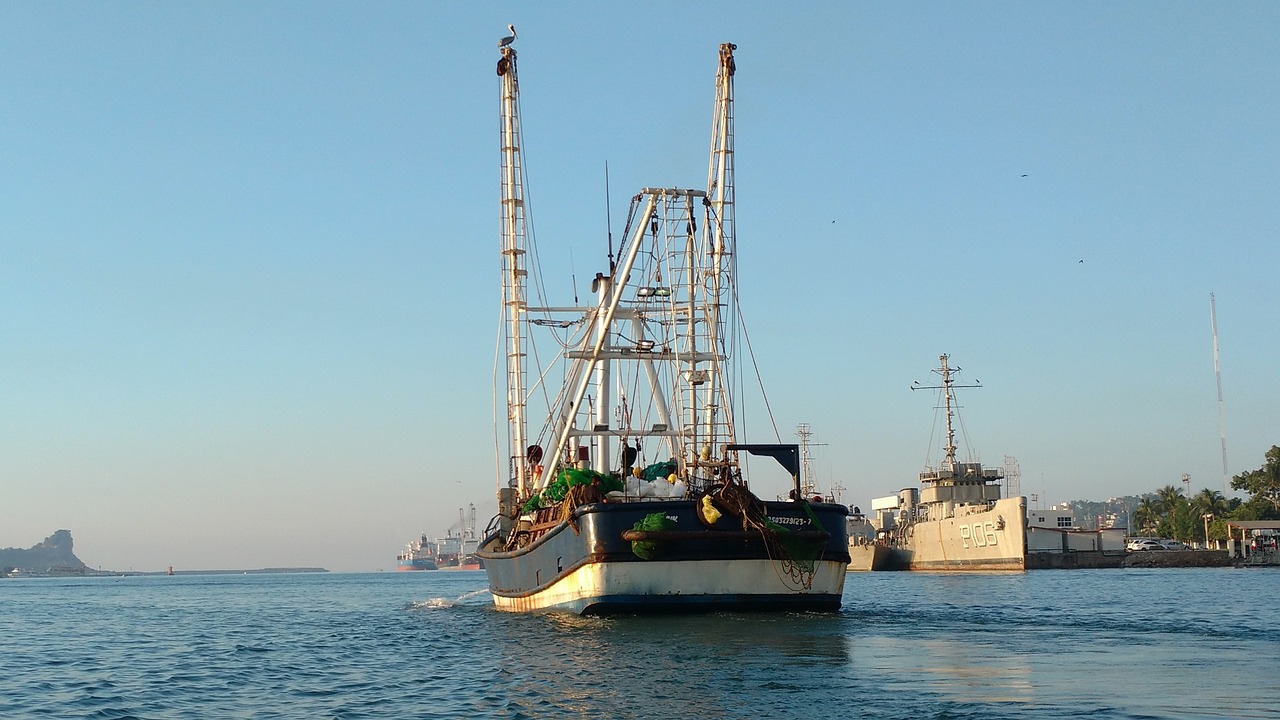 shrimp boat fishing boat fishing vessel free photo