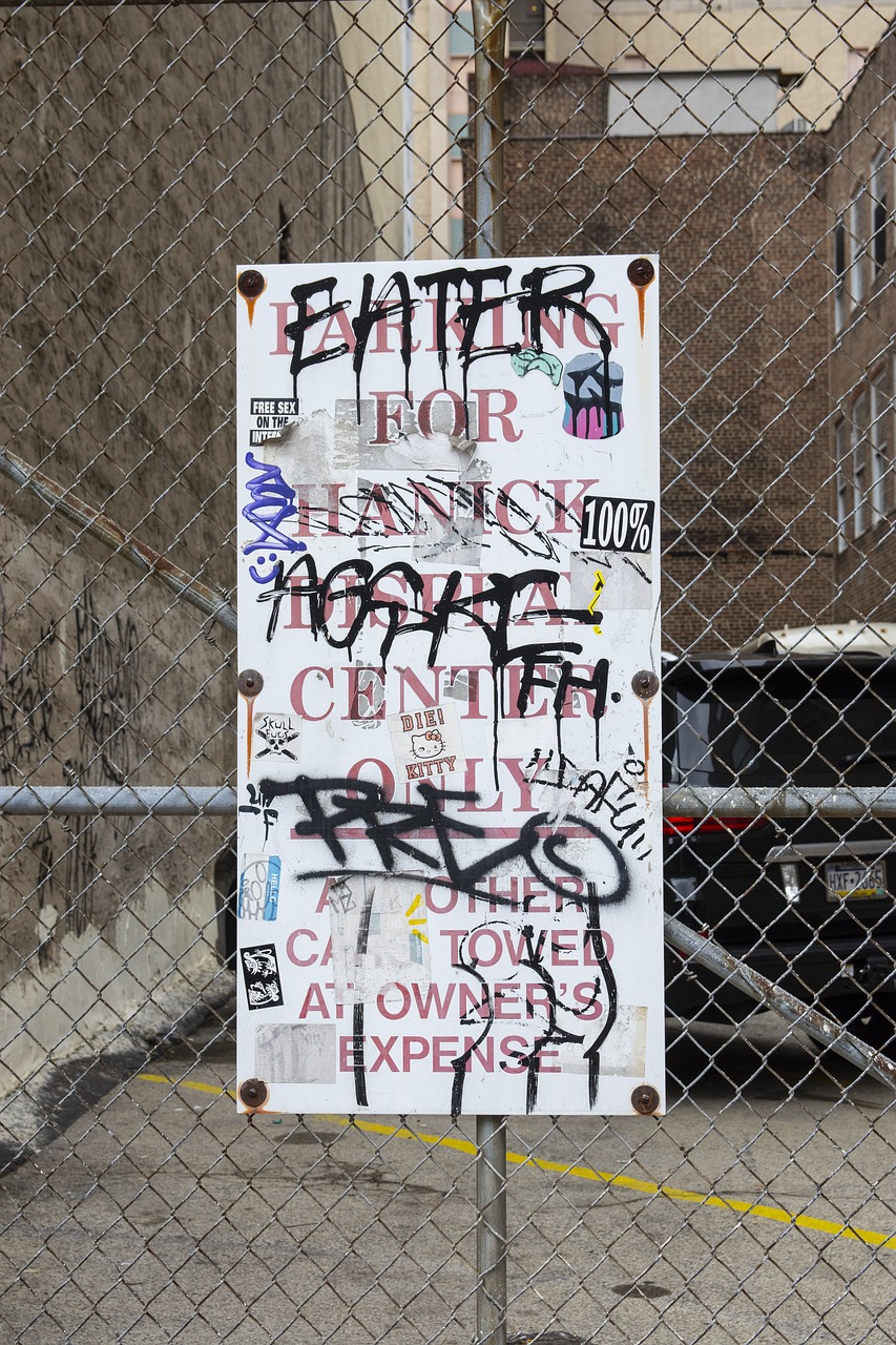 sign  graffiti  fence free photo
