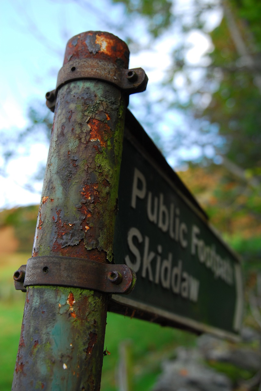 signpost rust walk free photo