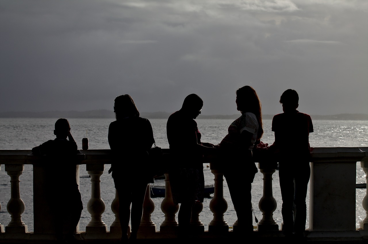 silhouettes family mar free photo