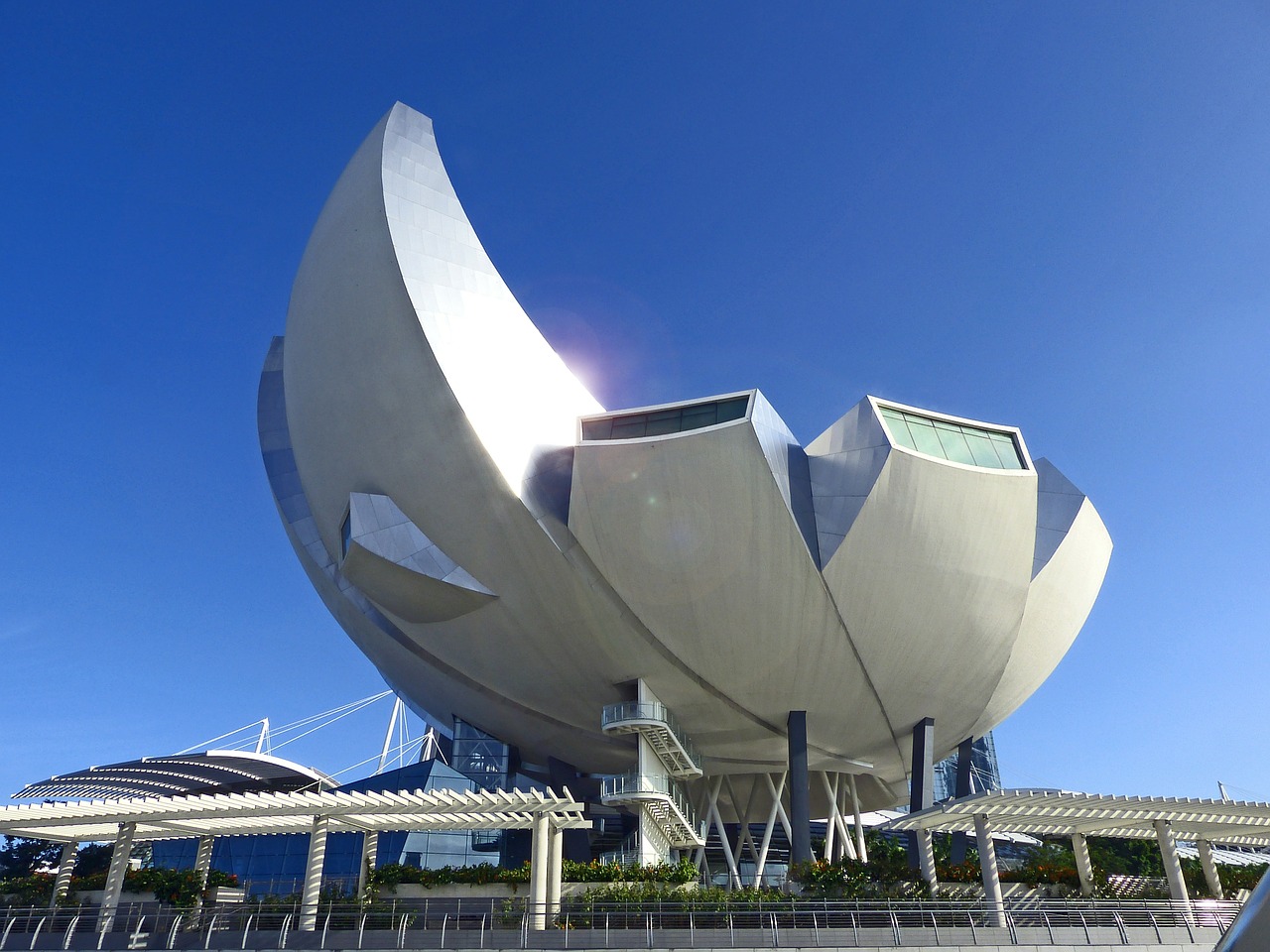 singapore art science museum blue sky free photo