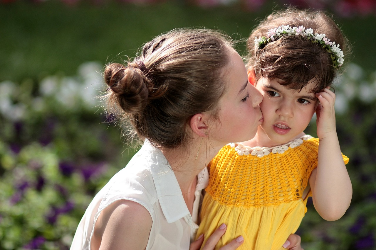 sisters kids kiss free photo